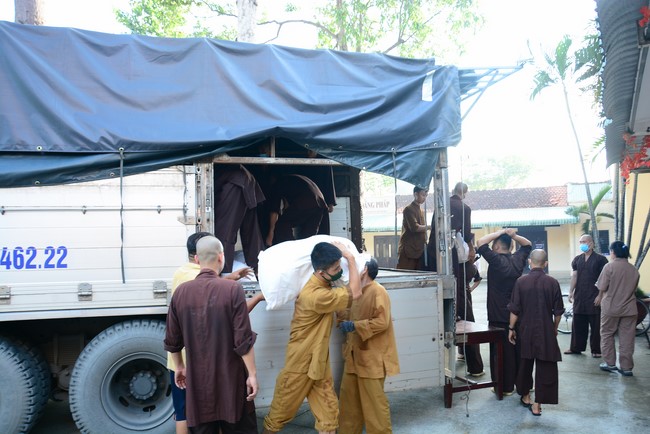 Continuing to support people in need in the Covid-19 pandemic of Hoang Phap Pagoda (series 2)